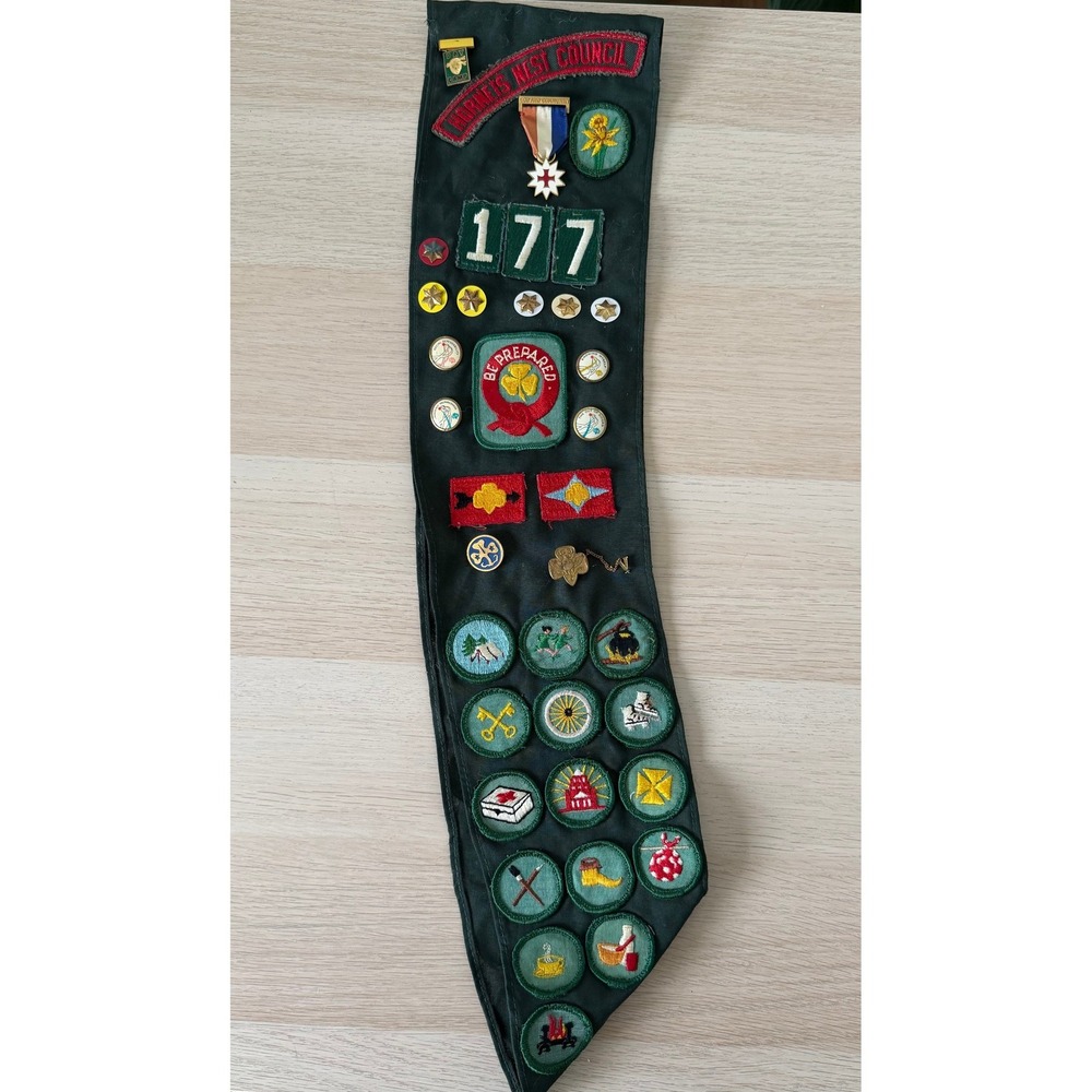 Vintage Girl Scout Sash Hornets Nest Council Troop 177 Merit Badges Pins Green